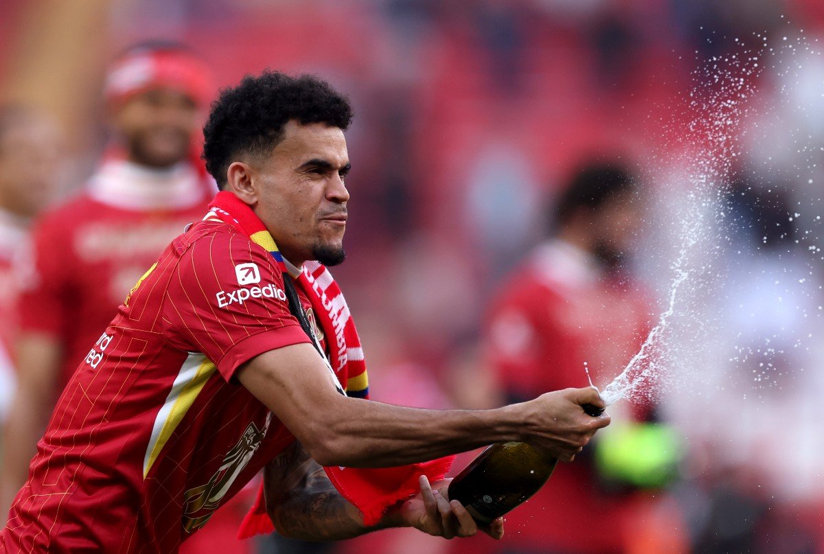 Louis Diaz celebrates the title of Liverpool in the Premier League