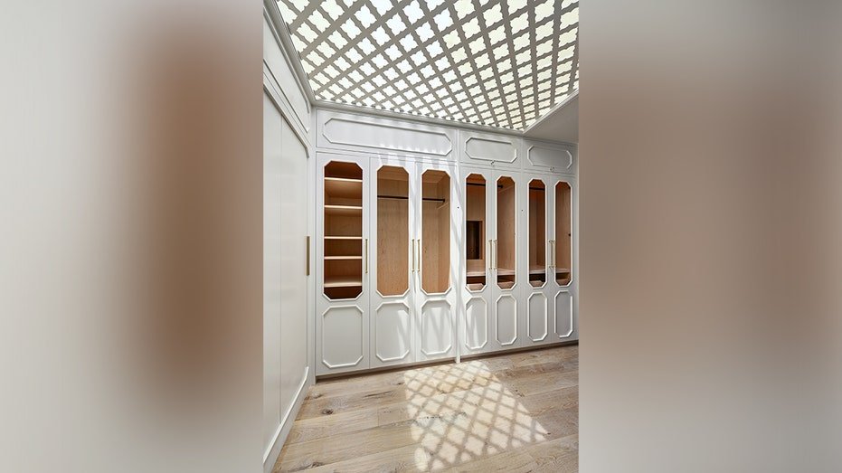 The walking wardrobe is characterized by a unique roof.