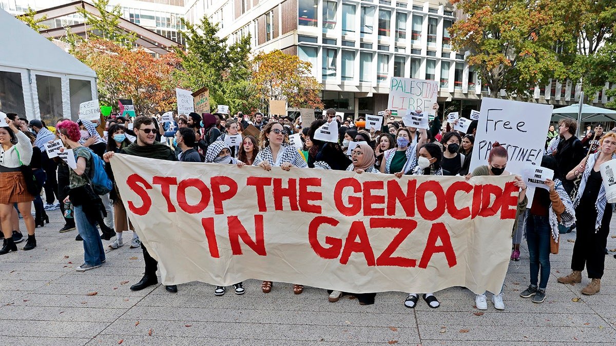 The demonstrators retain Harvard University by saying