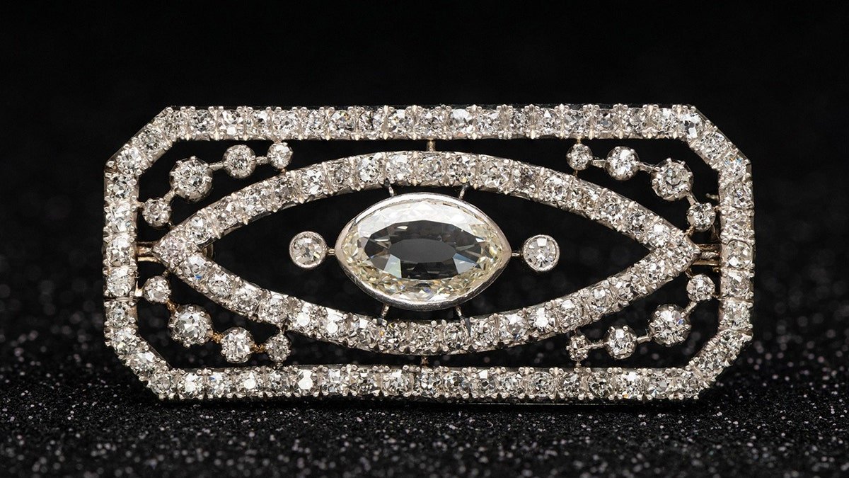 Brooh Art Deco is found worth 2.5 thousand pounds hidden among fashion jewelry. The date of version May 26, 2025. Can you discover the hidden treasure that deserves thousands of this box of old fashion jewelry? One of the eagle -ophthalmops discovered diamond brooch hidden in the sight of the non -harmful jewelry box that was brought to the day of a routine evaluation. The majority of the elements equal to their value are more than 200 pounds, but brooch turned into the Art Deco treasure, which was later sold at an auction for 2300 pounds. Lisa Spence, head of jewelry at Richard Winterton's auctions in Leesfield, has been monitored by her employees, and she is launched through the group. Lisa said: