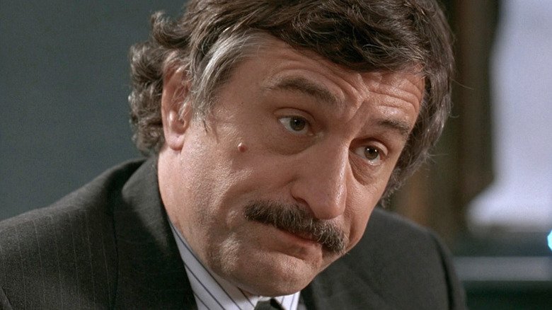 Robert De Niro Mo Tezen makes a face de Niro in the land of the policeman