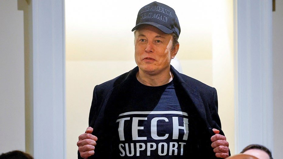 Eileon Musk wears a "technical support" shirt