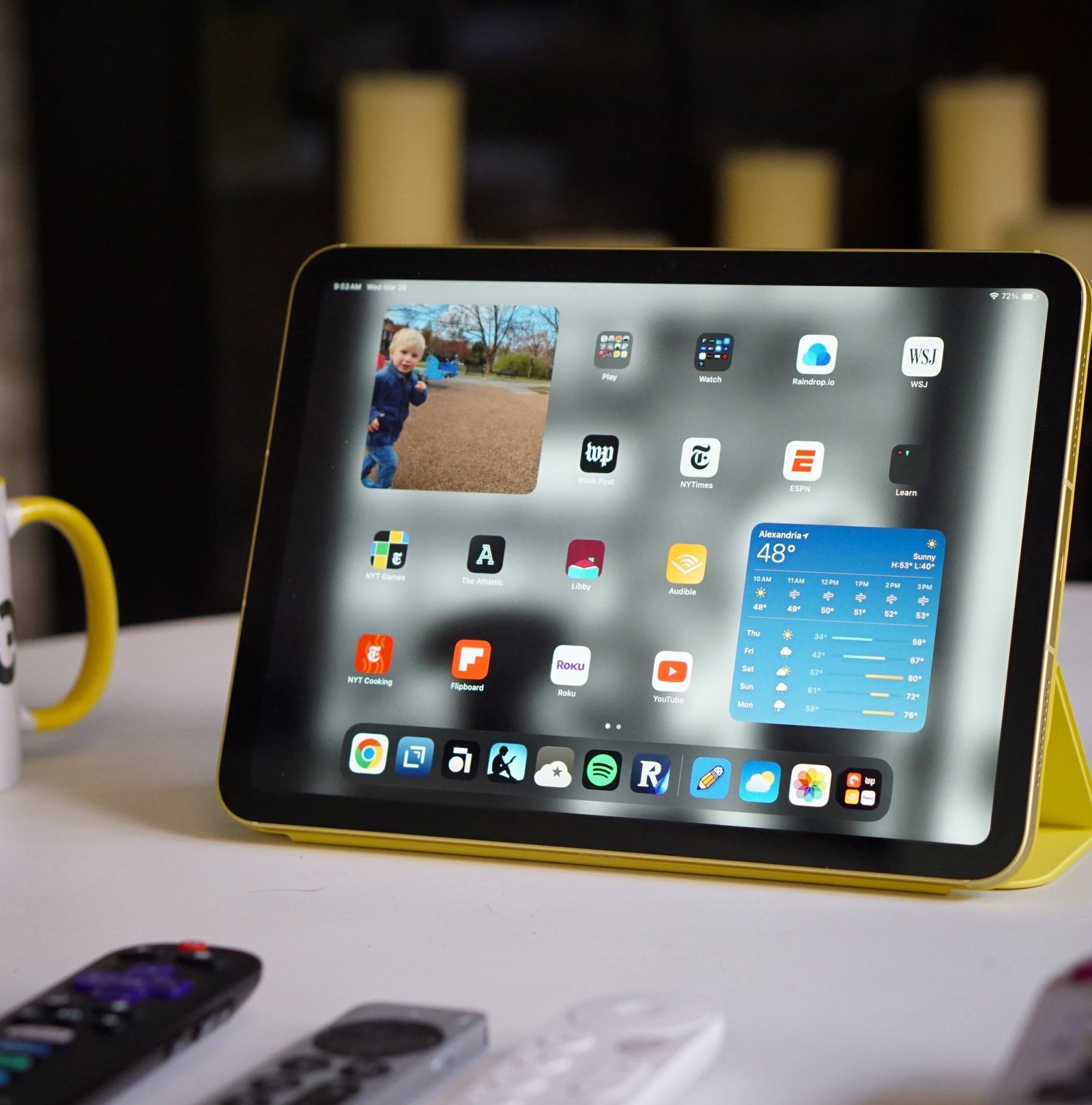 A picture of the eleventh generation iPad on a table.