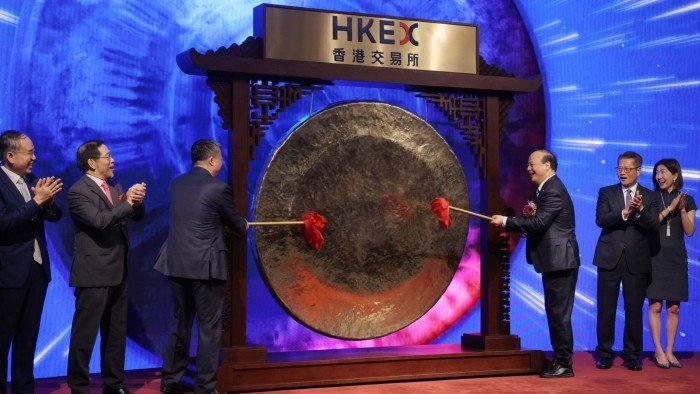 Chinas battery leader CATL surges on debut after biggest listing.jpg