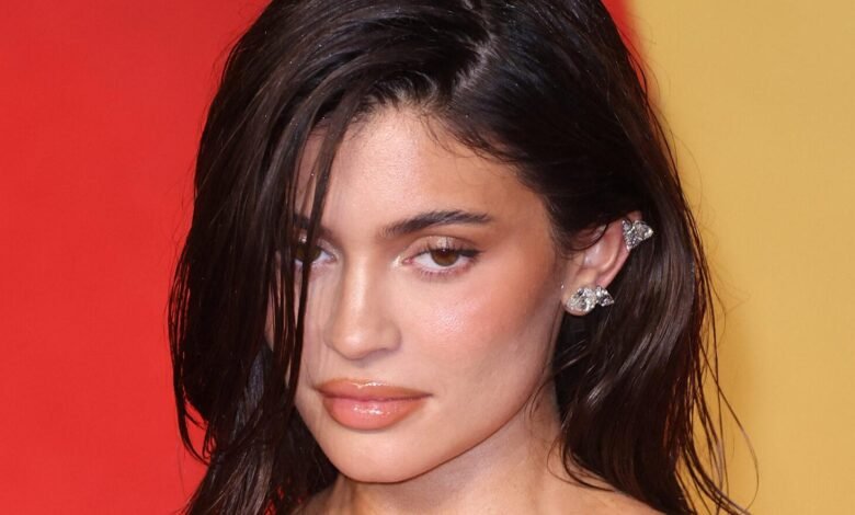 Kylie Jenner Channels Pamela Anderson With Blonde Makeover.jpg