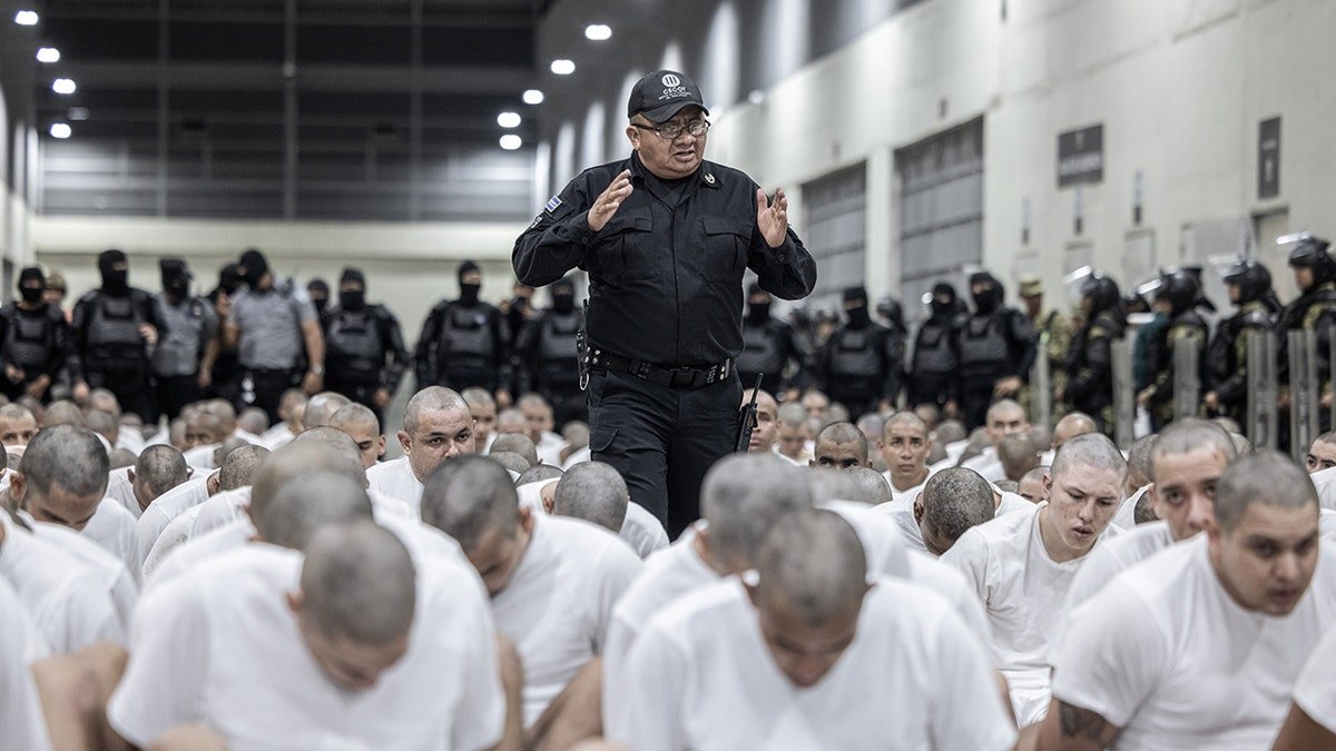 Cecot's guard speaks to prisoners