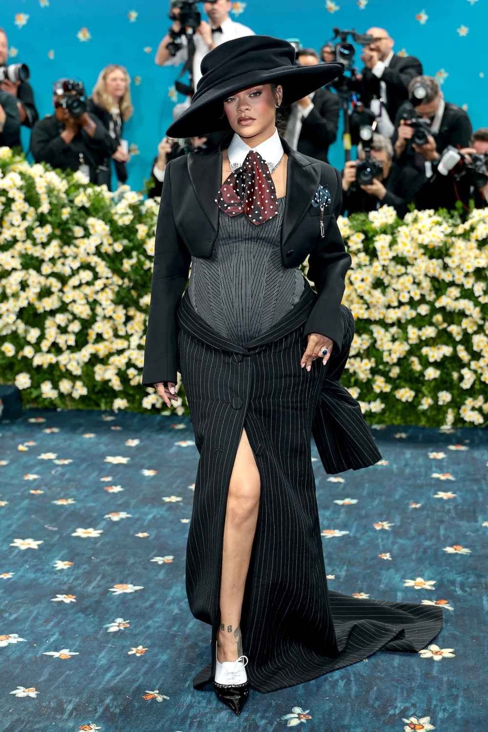 Pregnant Rihanna appears off the stumbling block of the child in a dress of shell cutting after Met Gala