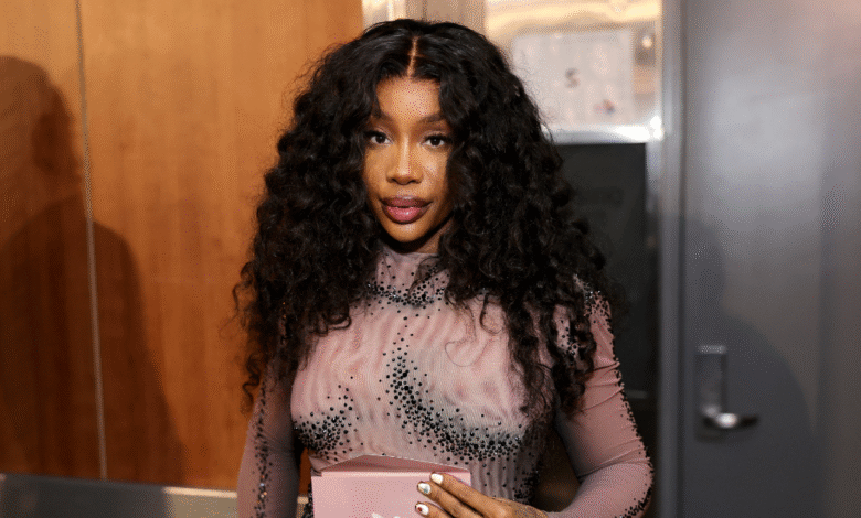 SZA Leaves Meet and Greet After Bracelet Hits Her In Face.png