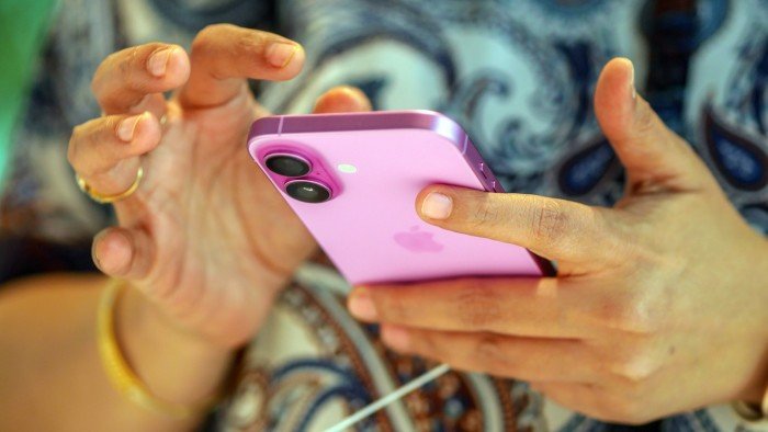 Trump lashes out at Apple over plan to ship US.jpg