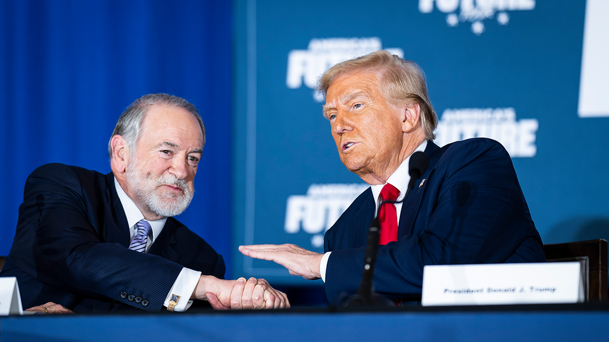 Trump Mike Hackabi