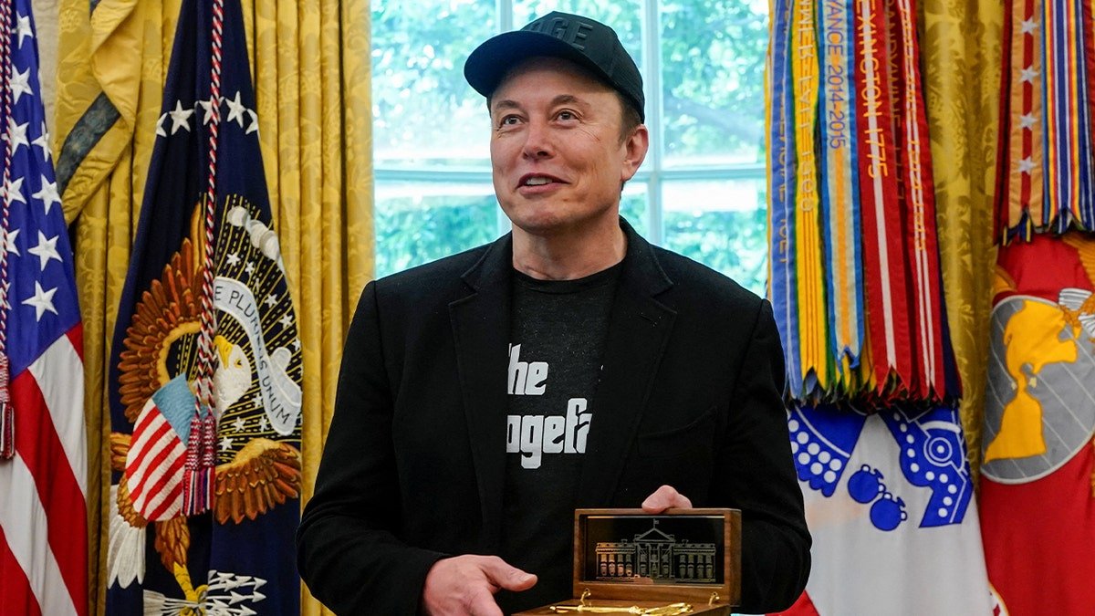 Elon Musk holds "White House key" He received from President Donald Trump