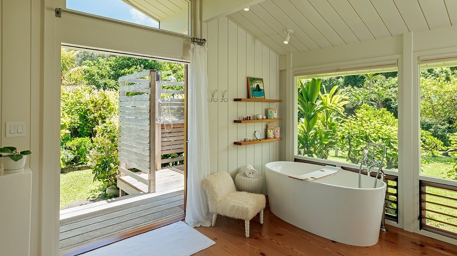 The inner bath also features an outdoor bath.