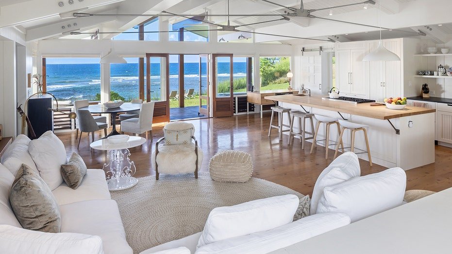 The kitchen and living room also features a small dining area, in front of the windows from the floor to the ceiling overlooking the ocean.