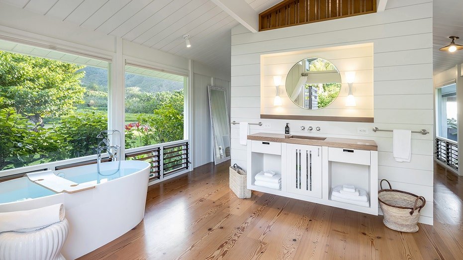 An internal bathroom includes Soaktub