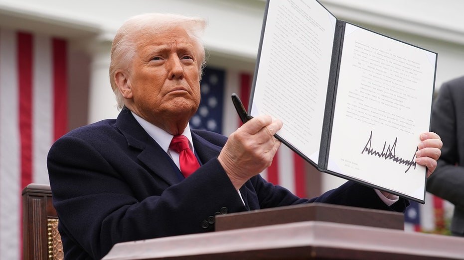 President Donald Trump signs the customs tariff