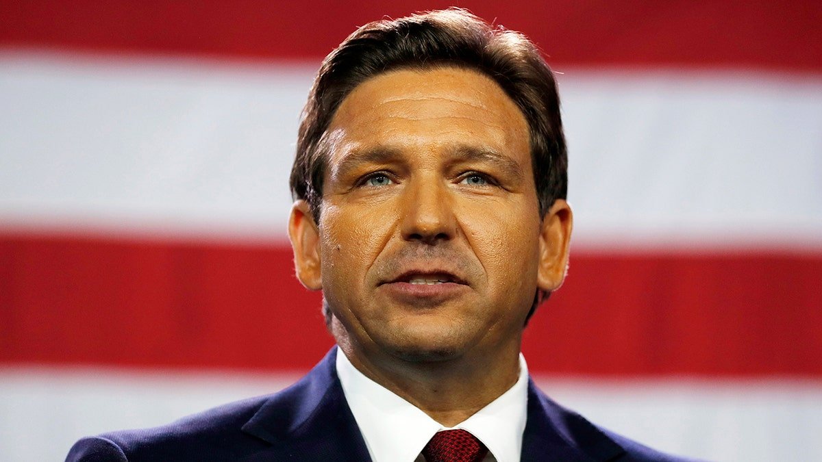 Ron Desantis close shot, USA background