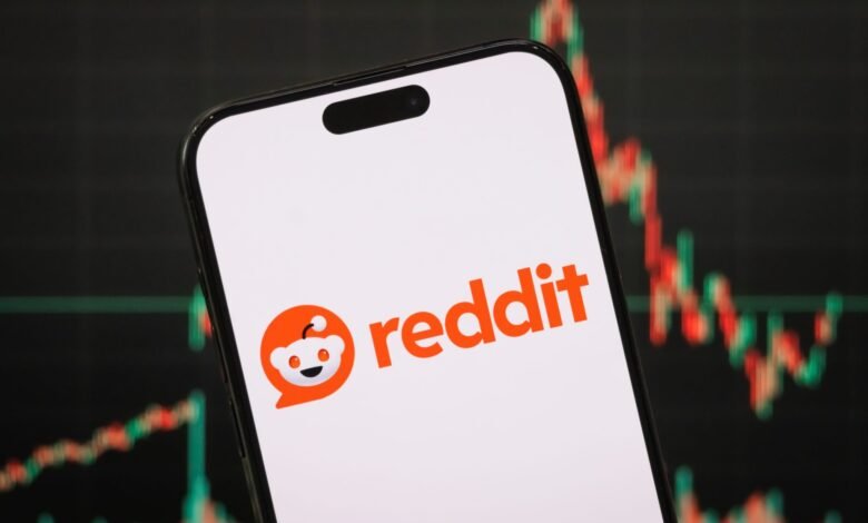 1749077571 Reddit sues Anthropic for allegedly sneaking user comments to train.jpg