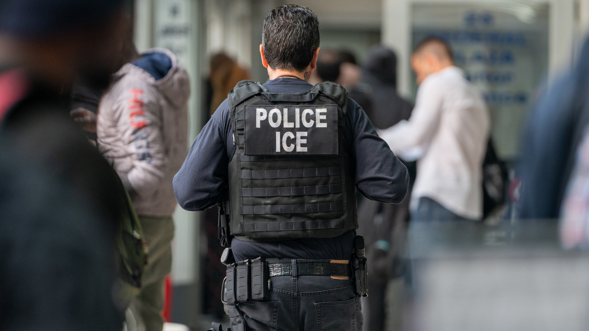 The ice customer is seen from behind in New York City
