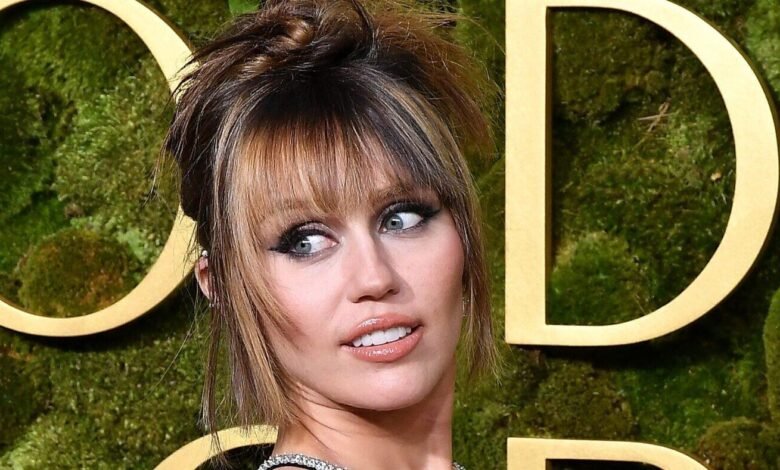 1749163960 Miley Cyrus Savagely Shades Ex Liam Hemsworth While Signing Autographs.jpg
