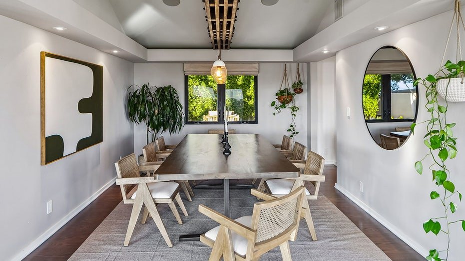 The dining room has a large table enough for eight Diners.