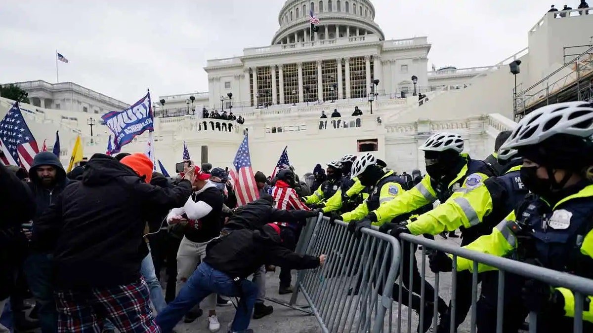 The police are trying to curb the demonstrators during the riots on January 6 in the American Capitol Building in 2021.