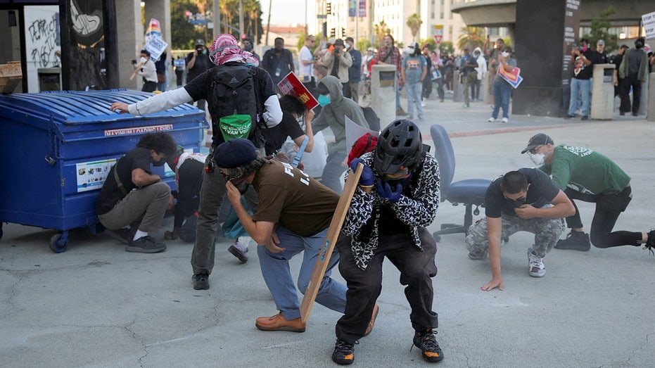 Ice riot la