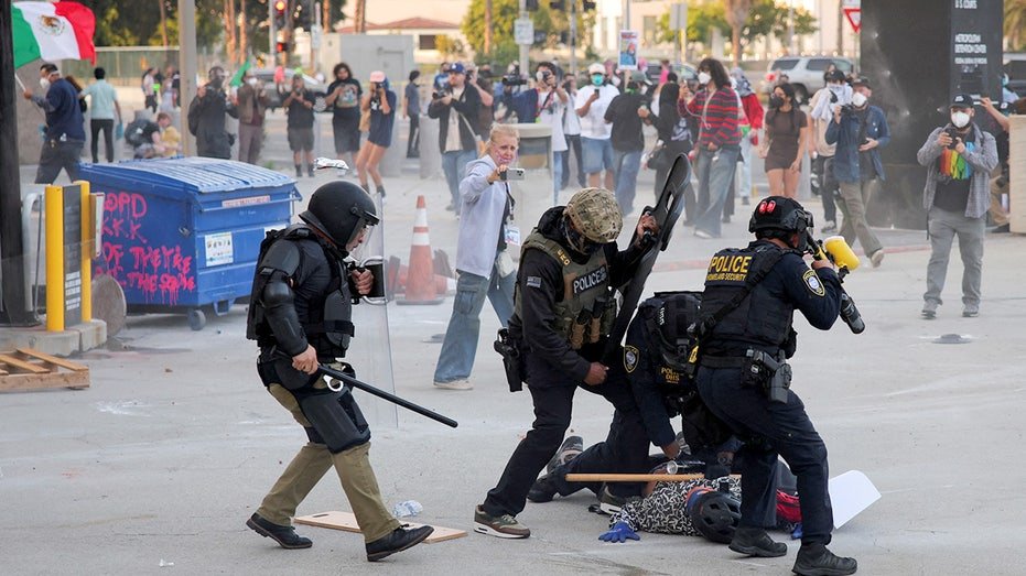 Ice riot la