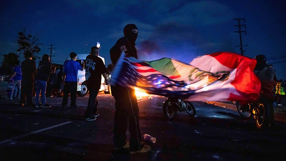 La Rioter with the flag of the United States Mexico