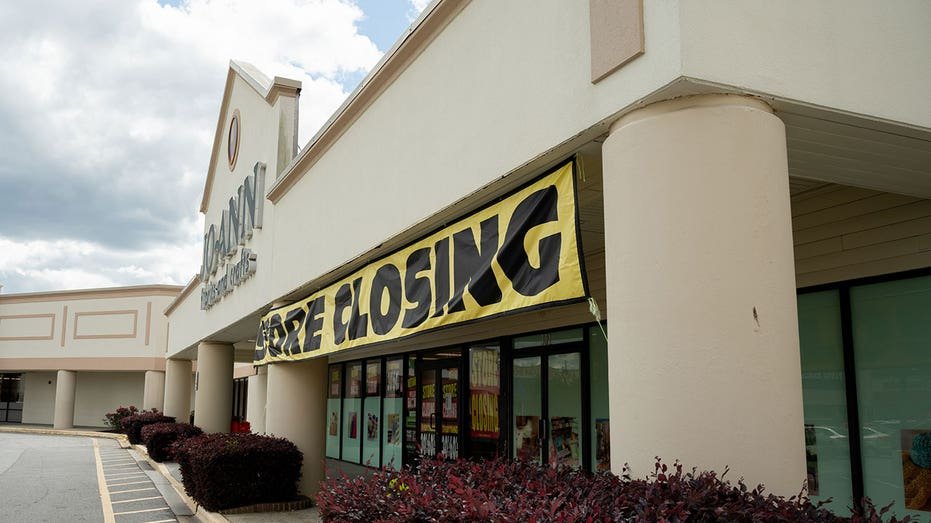 A "Storage of conclusion" A banner was shown outside the Joan Store in Savana, Georgia, the United States, on Saturday, April 12, 2025. Wall Street specialists have maintained their expectations for a sharp slowdown in American economic growth and warned the risk of recession despite the Trump administration's decision this week to delay the main definitions of a wide range of commercial partners. Photographer: Parker Puls/Bloomberg via Getty Images