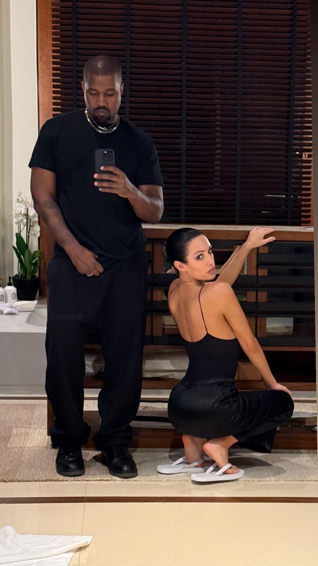 Kanye West and Bianca dance