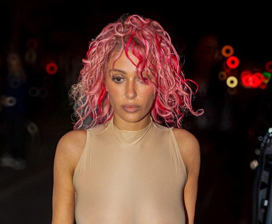 Bianca dance with her pink hairstyle