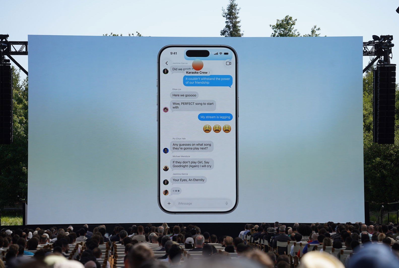 A picture of the messages in iOS 26 changes.