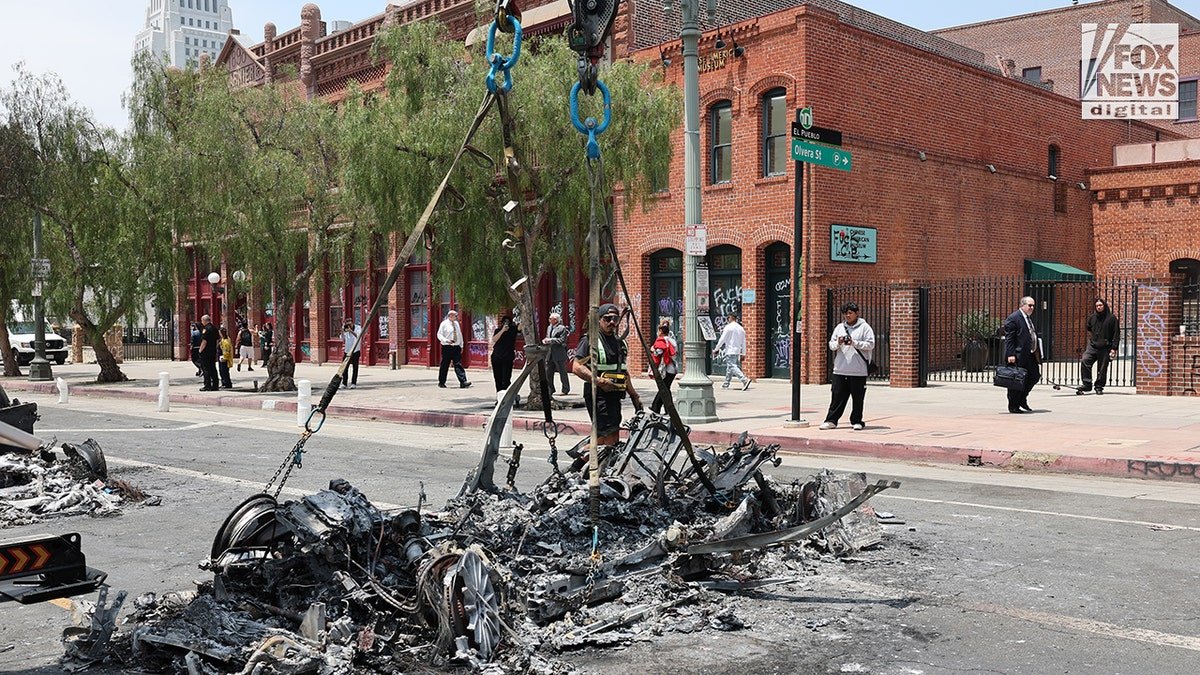Destruction of cars while their riots put them in anti -ice chaos