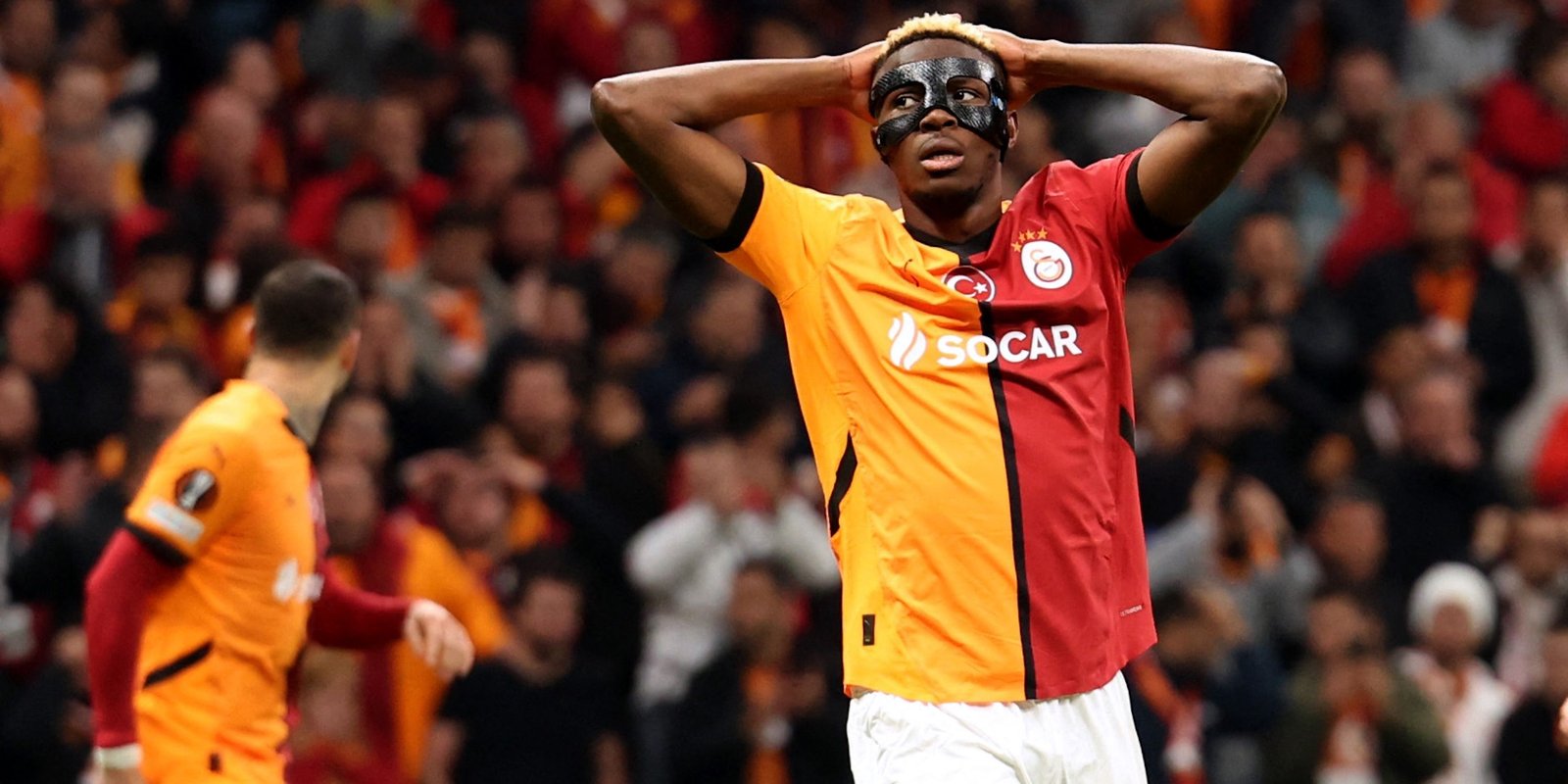 Victor Osimin interacts in Galatasari