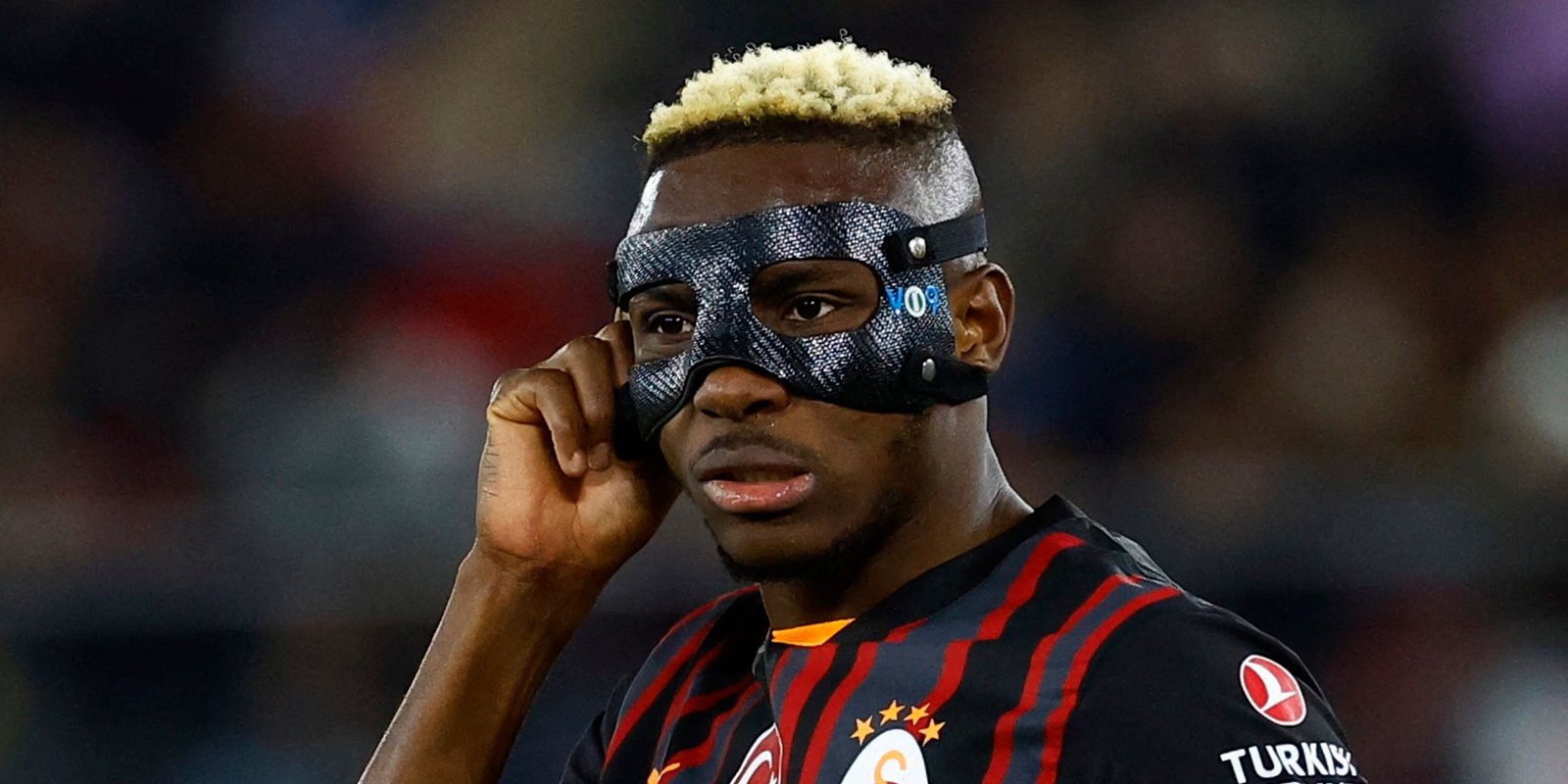 Victor Osimin from Galatasarai is a picture that wears a protective face mask