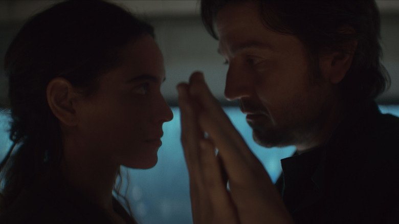 Bix and Cassian touches the hand of the sin of their apartment CorusCant at Anwar Season 2