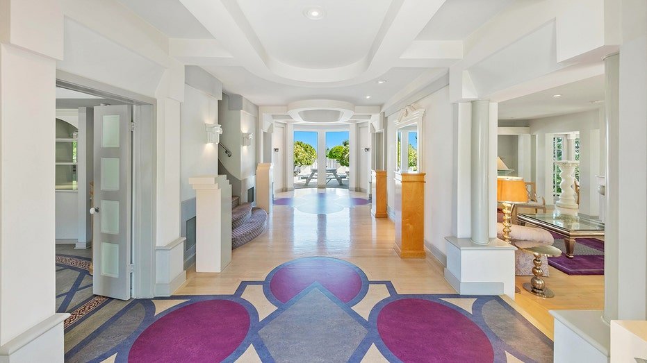 The entrance is characterized by dedicated purple and blue floors.