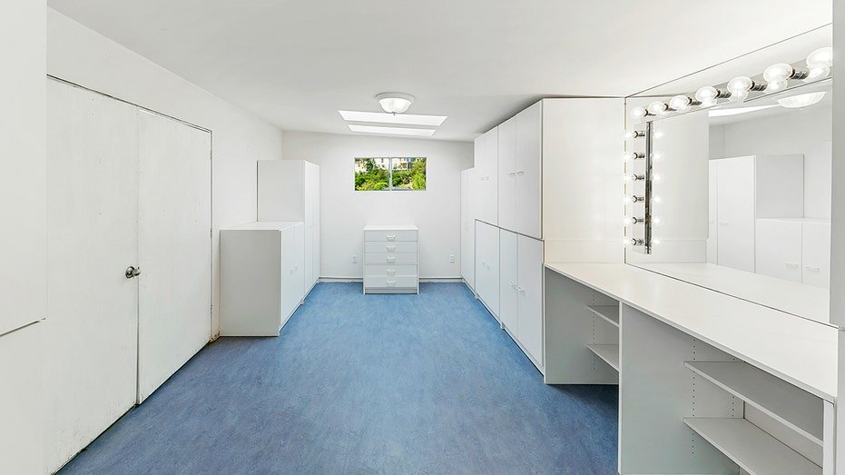 The swimming pool is characterized by vanity files and integrated shelves.