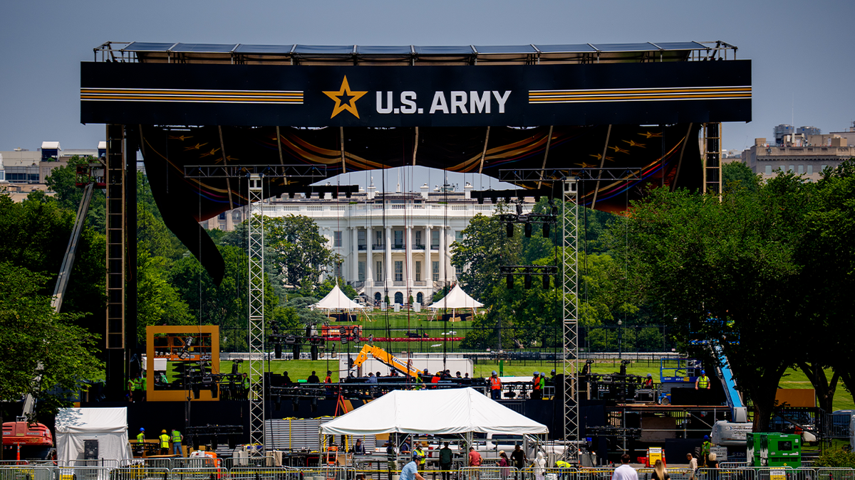 The army stands at the White House