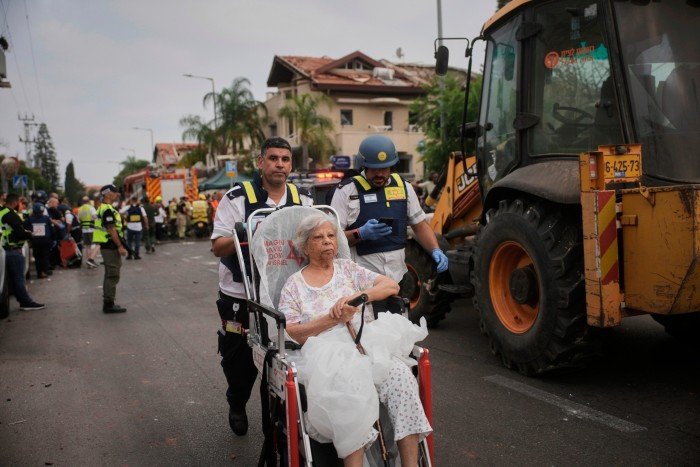 The paramedics evacuate a woman from a site shocked by a missile fired by a missile fired from Iran, in Rishon Leson