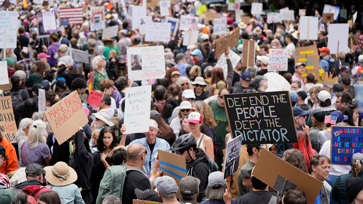 The demonstrators participate in "No kings" Protest, Saturday, 14 June 2025, in Portland, Uri.