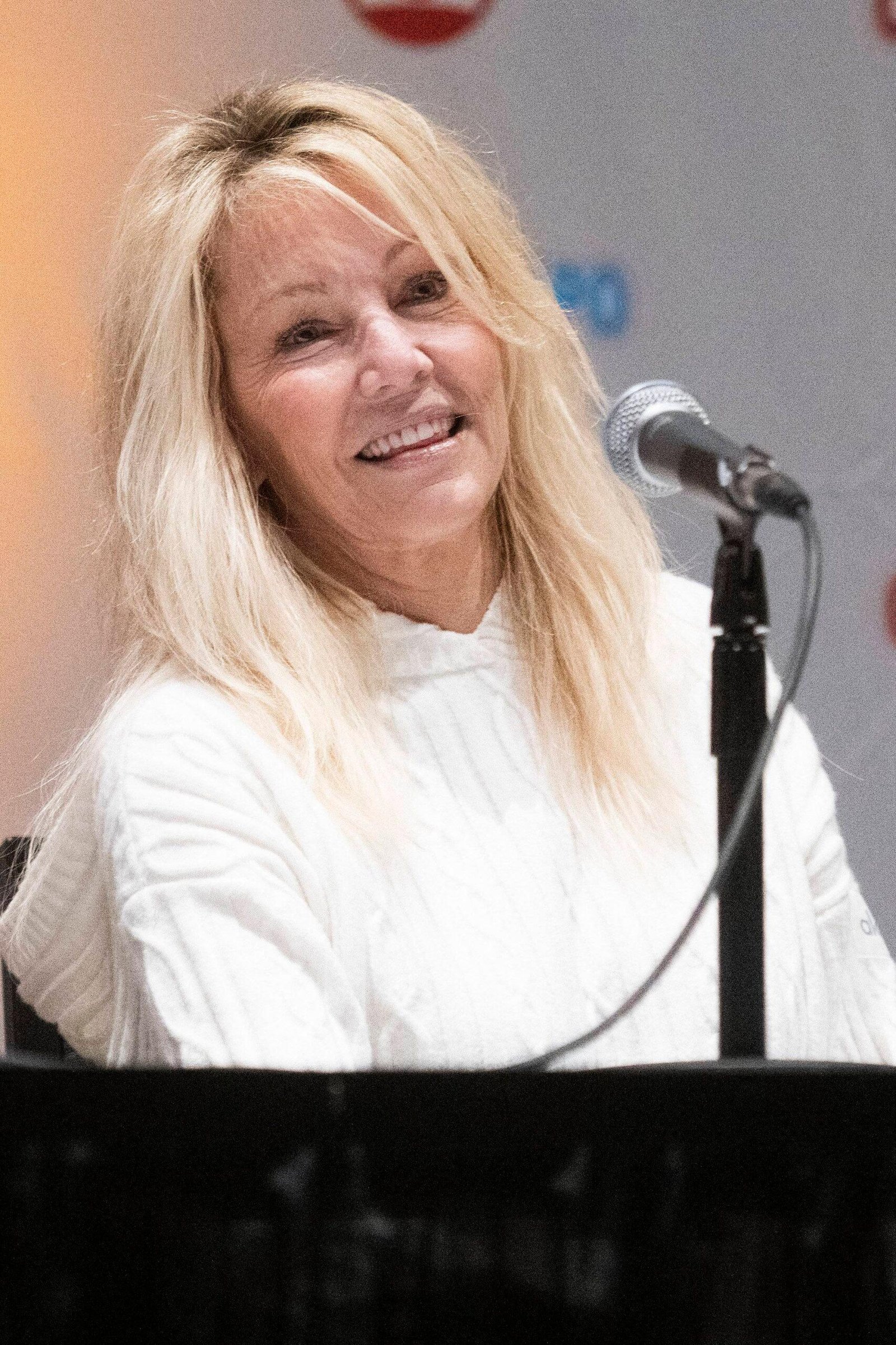 Heather Locklear shows a rare general appearance at Calgary Expo