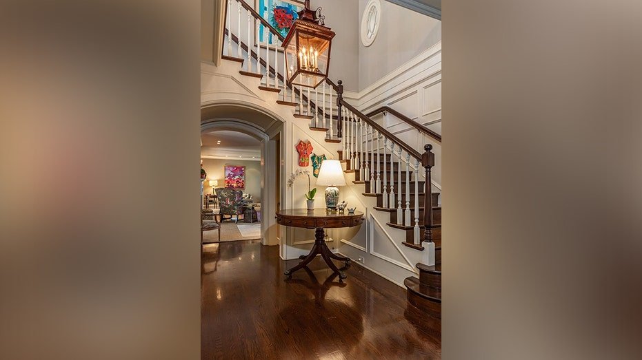 The entrance is characterized by a tale with dark steps of solid wood.