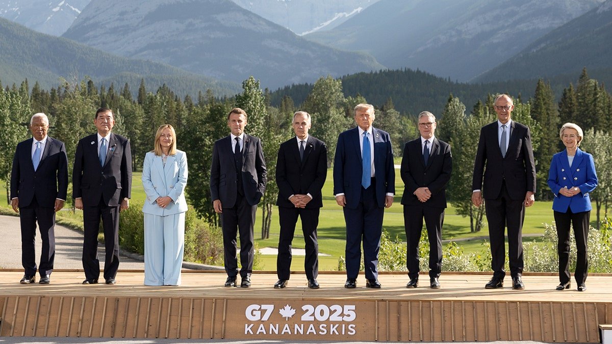 Trump with the leaders of the 7 Group in Canada