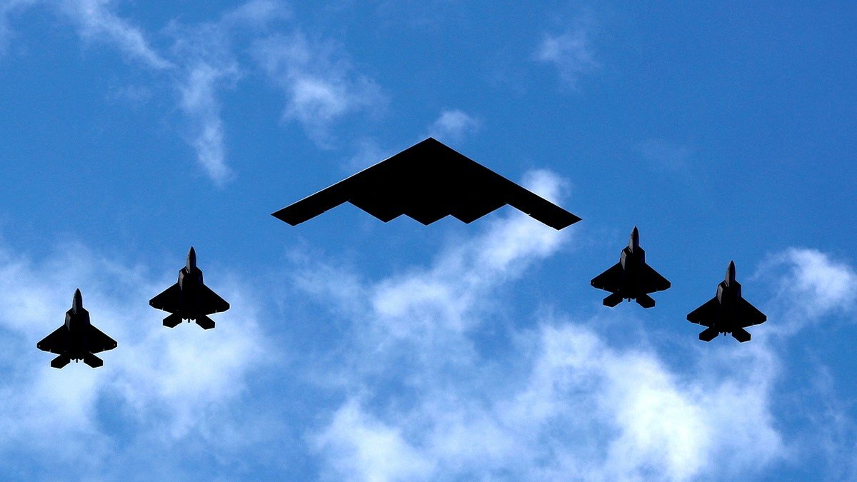 The US Air Force B-2 Ghost Soul is an explosion surrounded by 4 fighters in the US Marine Corps F-35