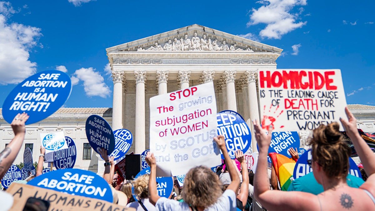 Protesters supporting life and rights supporting abortion outside the Supreme Court building
