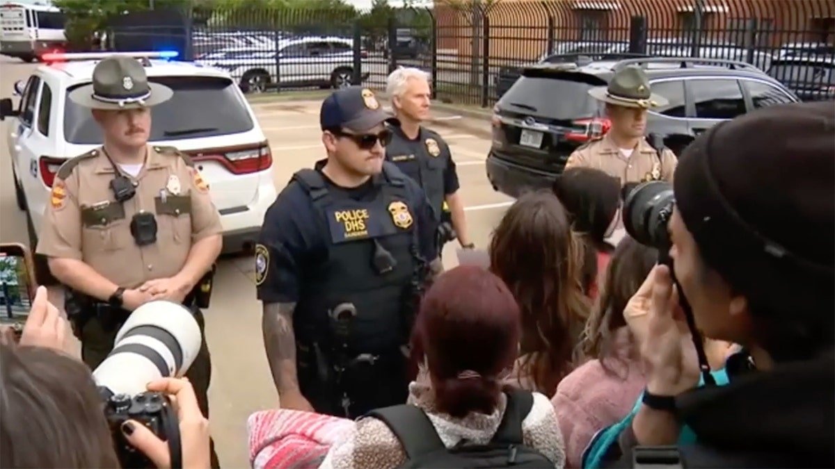 Tennessee soldiers with the press