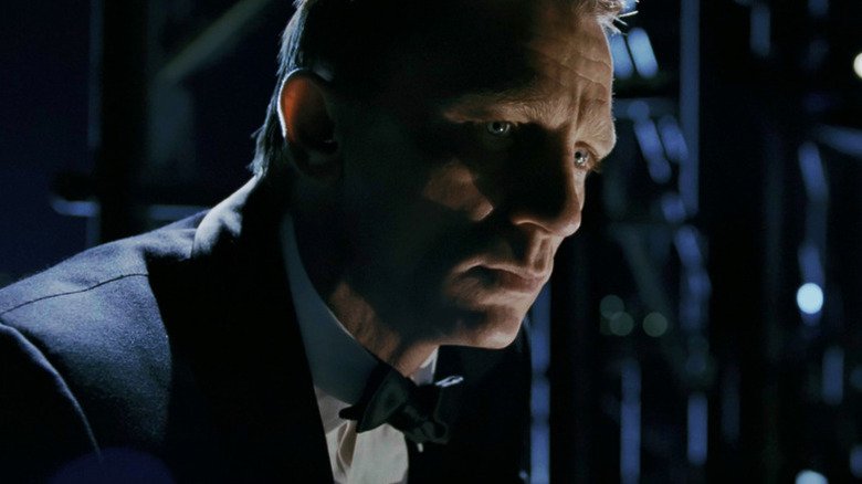 James Bond (Daniel Craig) wears a suit and tie 