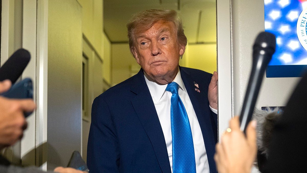 Donald Trump flies to Washington on Air Force 1