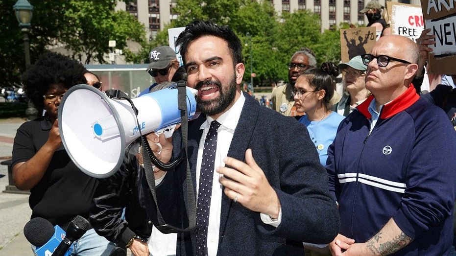 Zahran Mamdani, a member of the New York State Association and New York City mayor's candidate, talks about an emergency march held by the Party of Families working for the Trump administration's criticism, after the arrest of ice agents Ras Barka, the mayor of Newark and New Jersey Democrat to the governor, in Fuli Square, New York, on May 10, 2025.